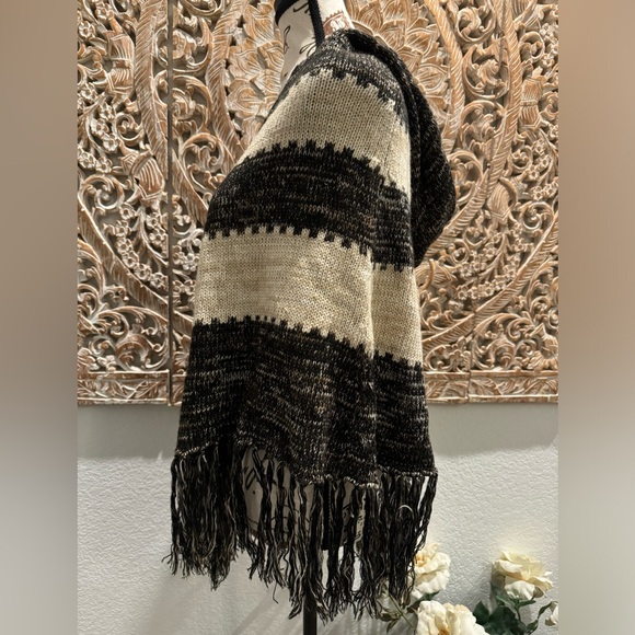 Anthropology Willow & Clay Fringe Hooded Poncho- size S - Picture 4 of 7
